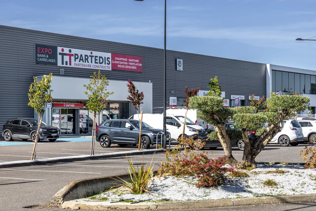 Entrée du magasin Partedis avec parking et aménagements paysagers dans parc d’activités à Toulouse route d’Espagne