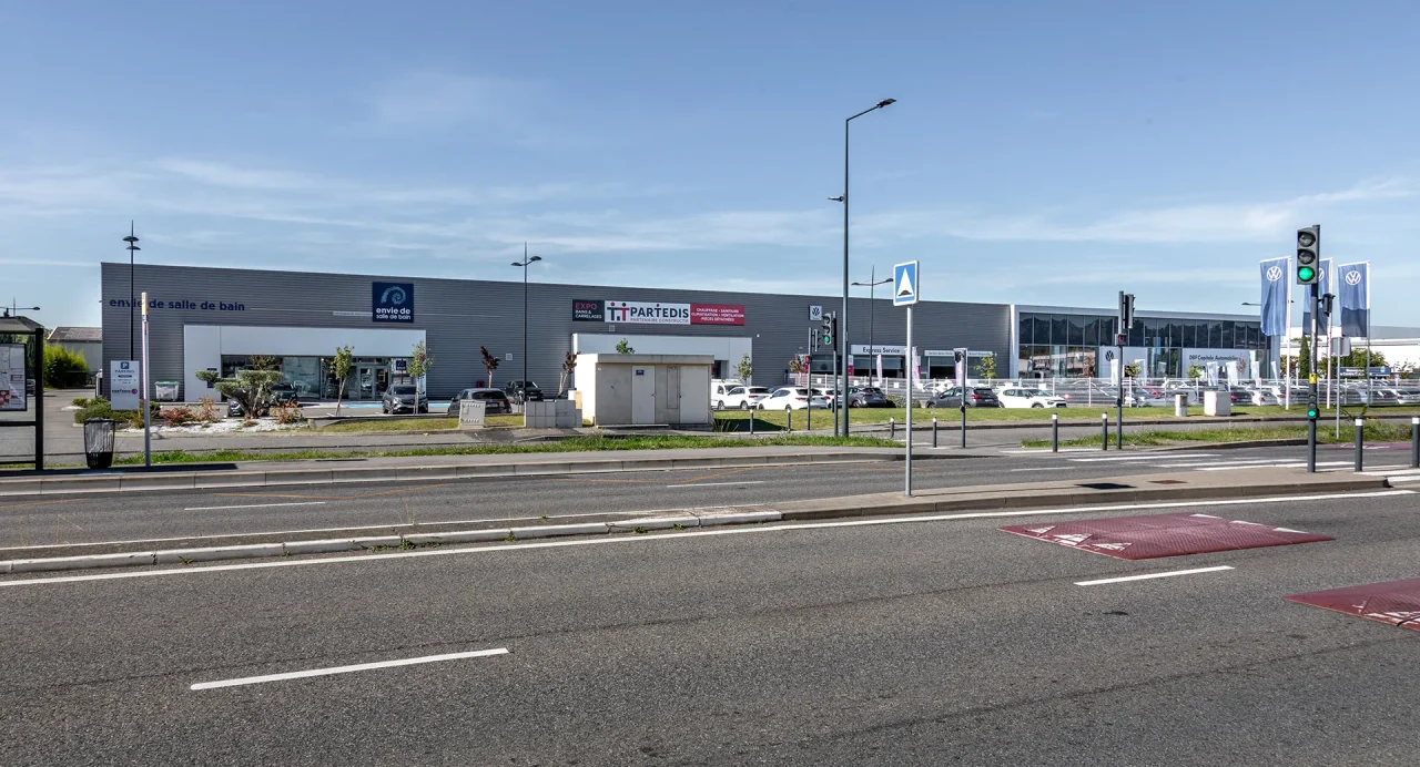 Vue d’ensemble du parc d’activités avec enseignes commerciales le long de la route d’Espagne à Toulouse