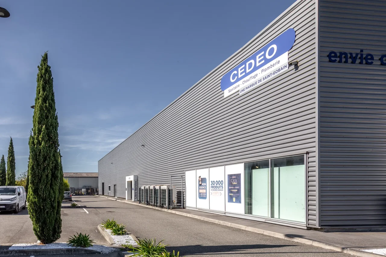 Façade latérale du bâtiment Cedeo avec accès logistique et zone technique dans parc d’activités à Toulouse route d’Espagne