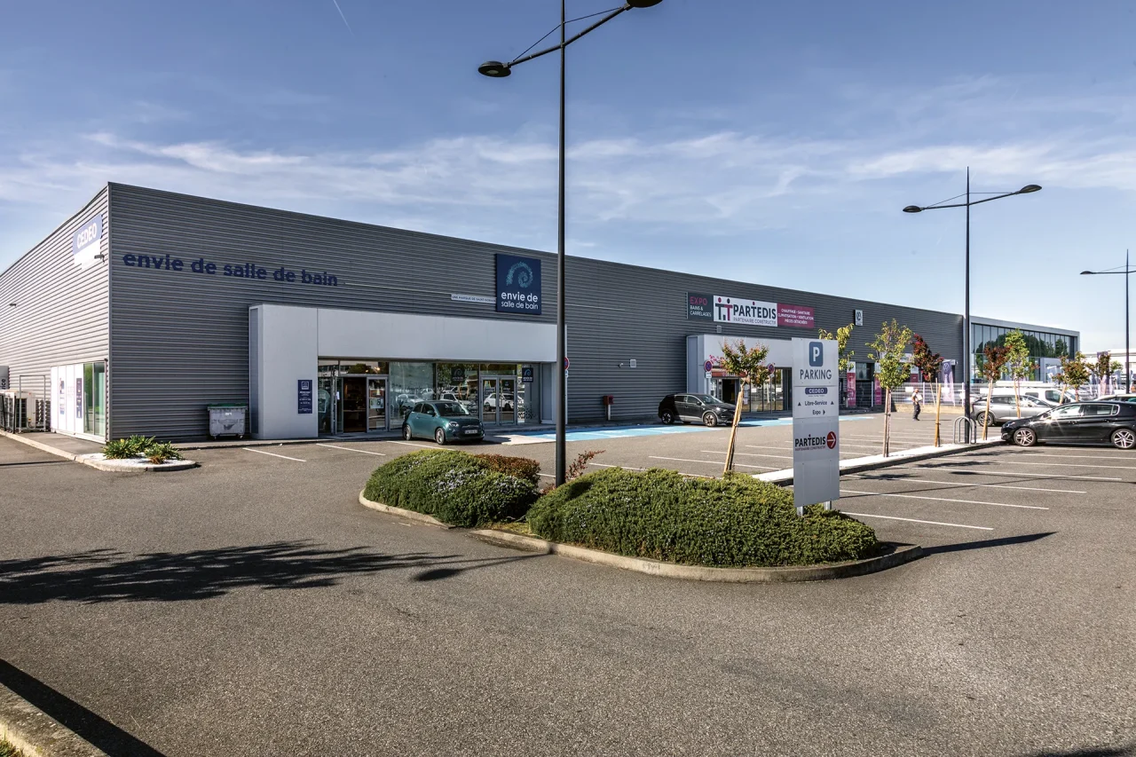 Cellules commerciales avec enseignes Partedis et Envie de Salle de Bain dans parc d’activités à Toulouse