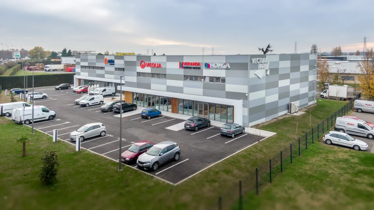 immeuble d’activités multilocataire vectura park sesquieres toulouse vue aerienne facade locataires