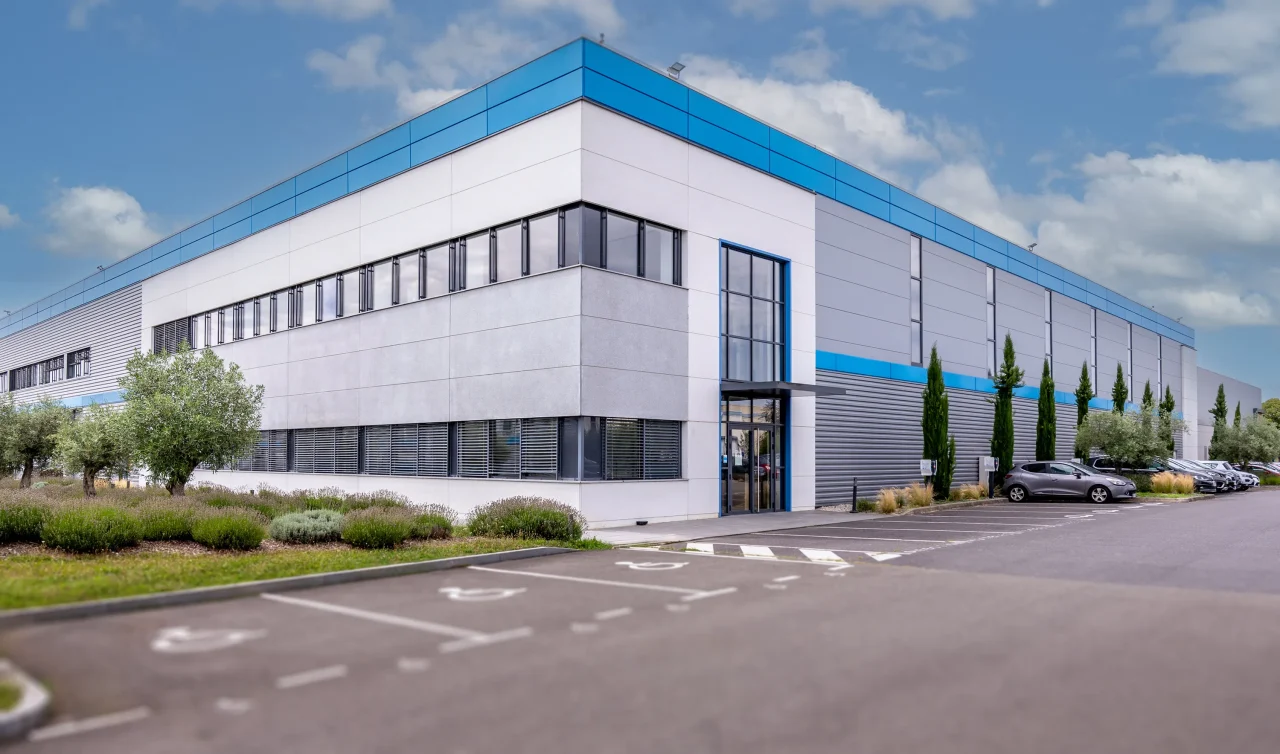 Unité de production industrielle aéronautique réalisée par Vectura Immobilier pour Lisi Aerospace