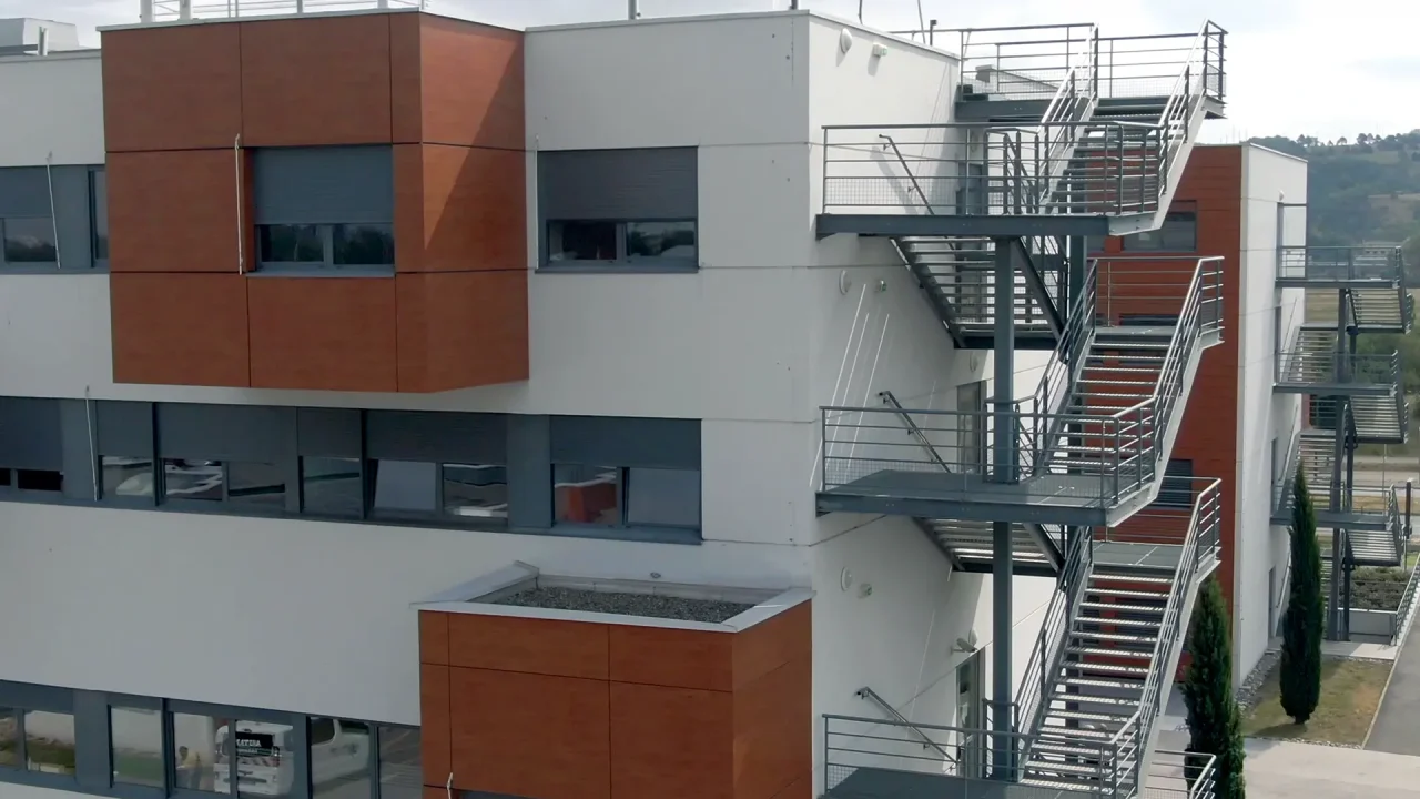 Escaliers extérieurs clinique Médipôle Toulouse circulations verticales bâtiment santé