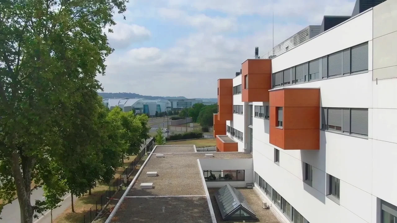 Façade latérale clinique Médipôle Toulouse intégration environnement bâtiment santé