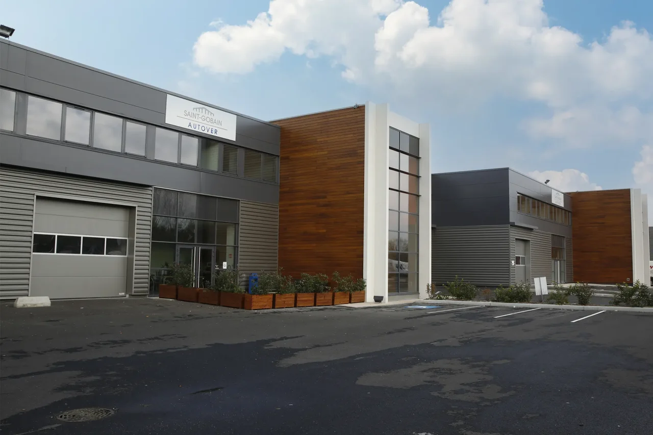 site industriel reconverti après réhabilitation avec bâtiments modernes et façade architecturée