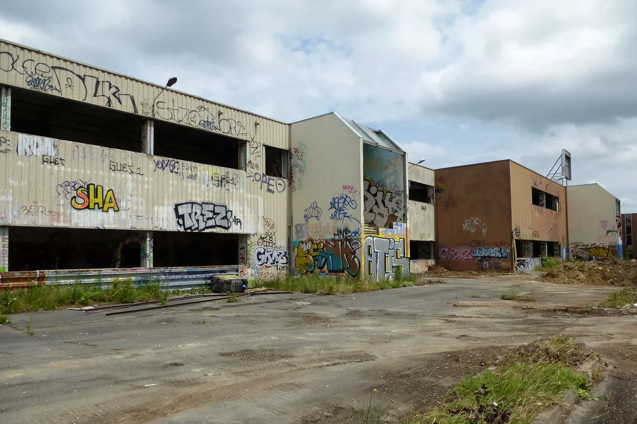 friche industrielle avec bâtiments dégradés avant reconversion et réhabilitation