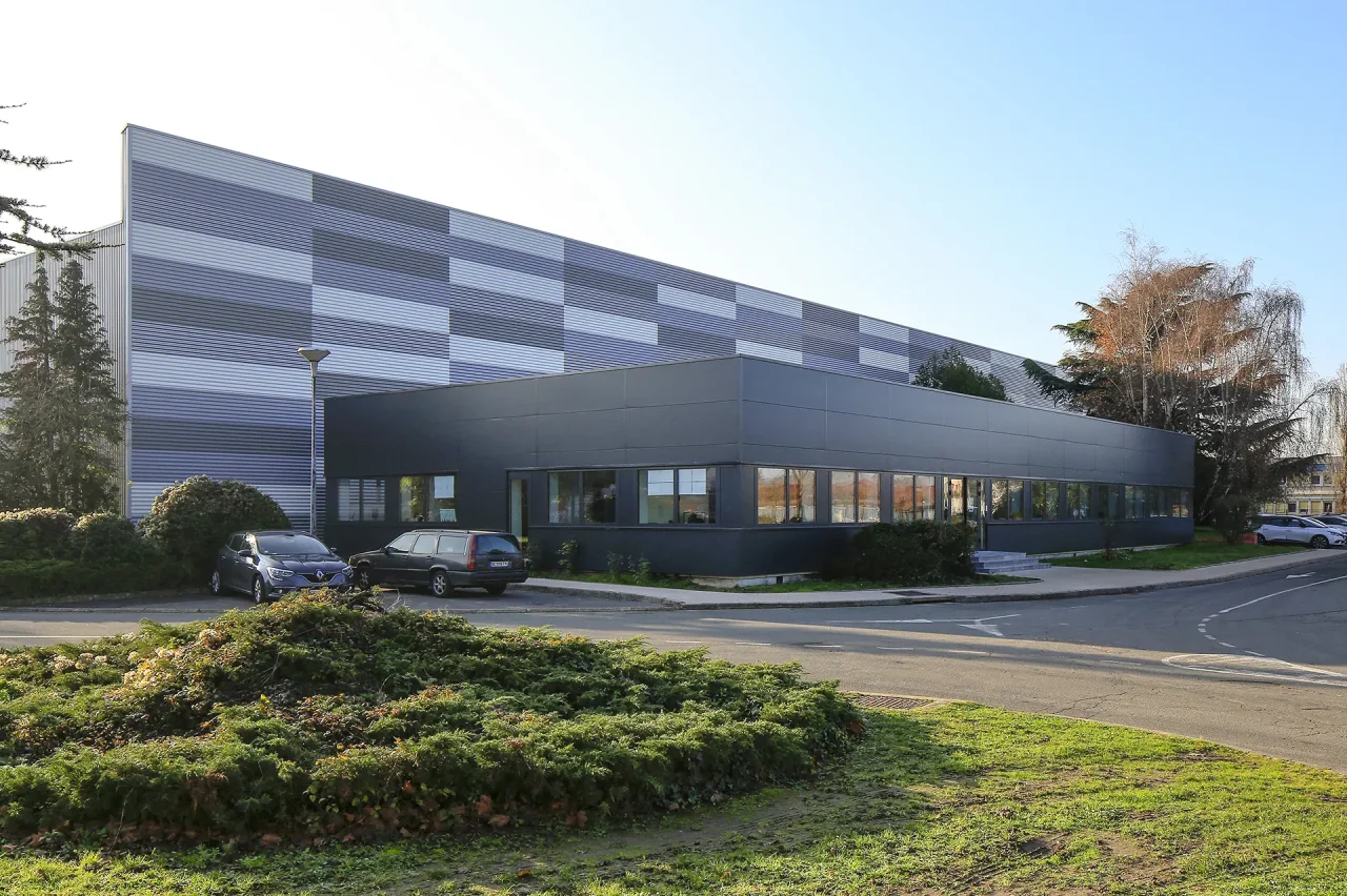 bâtiment industriel rénové après restructuration avec façade modernisée