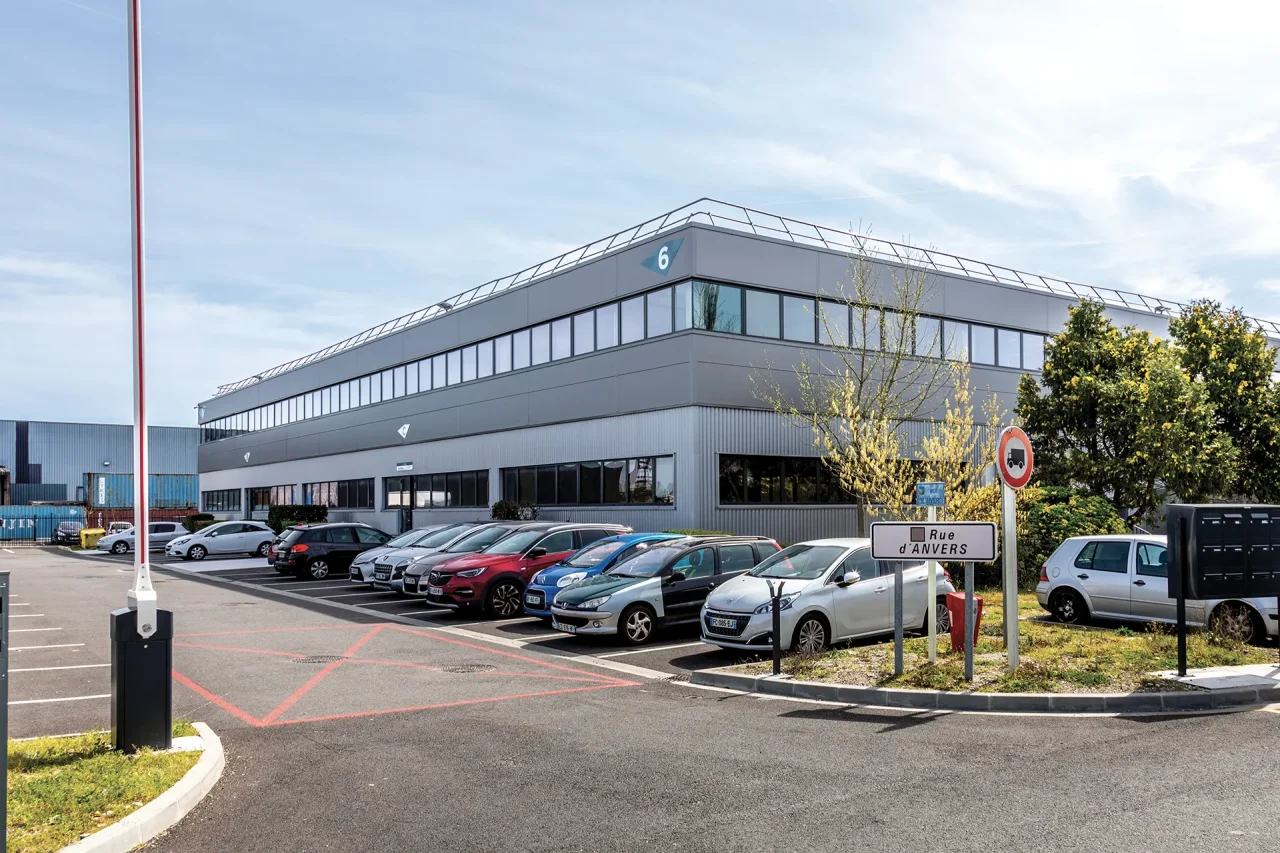 bâtiment industriel restructuré avec façade rénovée et aspect contemporain