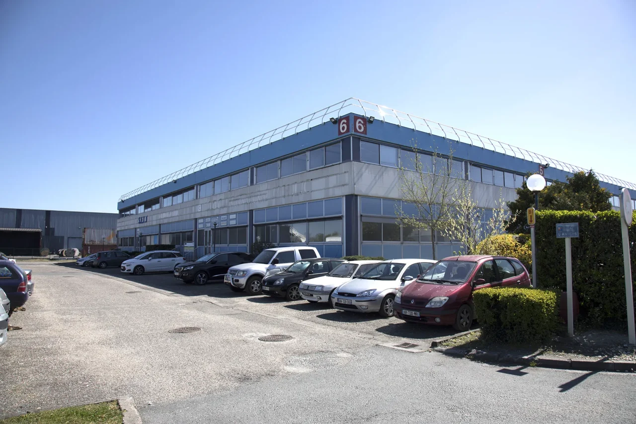 bâtiment industriel existant avant travaux de restructuration avec façade vieillissante