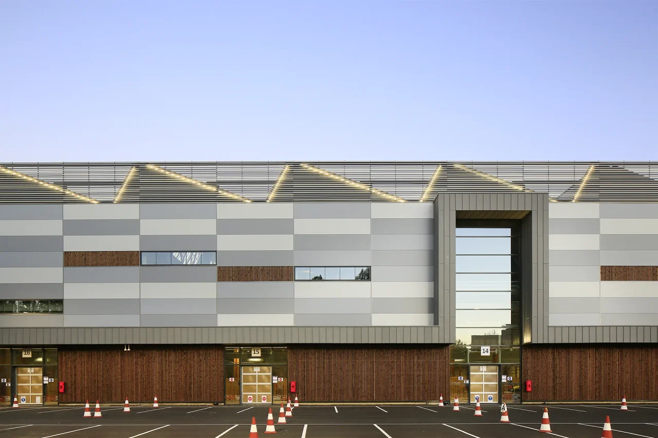 entrepôt industriel réhabilité avec façade moderne et quais de chargement optimisés
