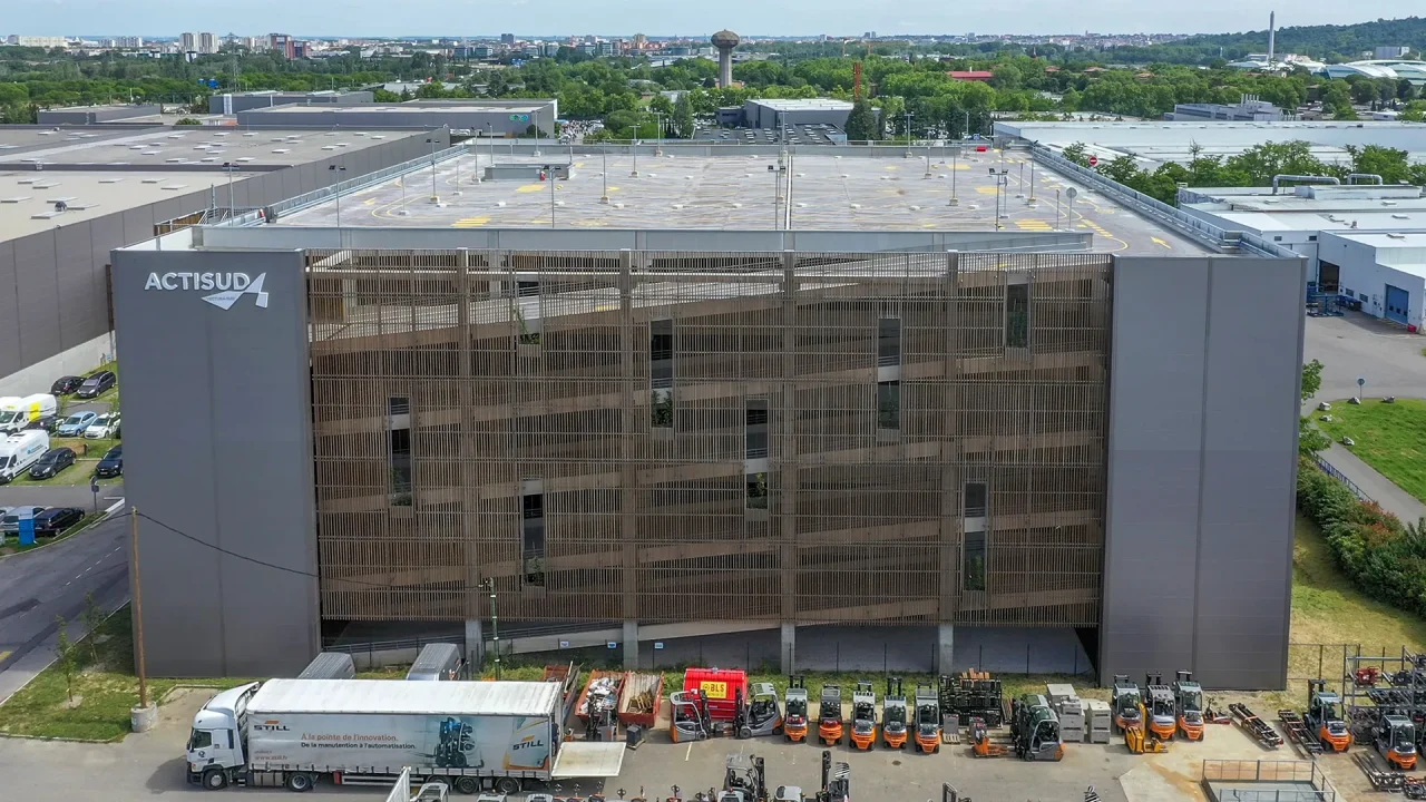 vue aérienne parking silo Toulouse Actisud environnement logistique et activités