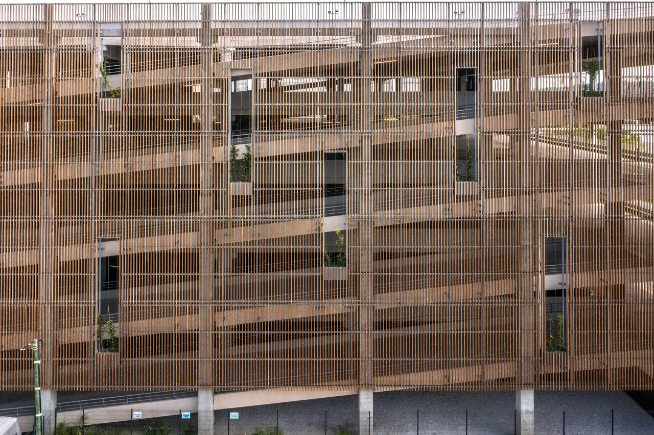 façade bois parking silo Toulouse Actisud avec rampes de circulation visibles