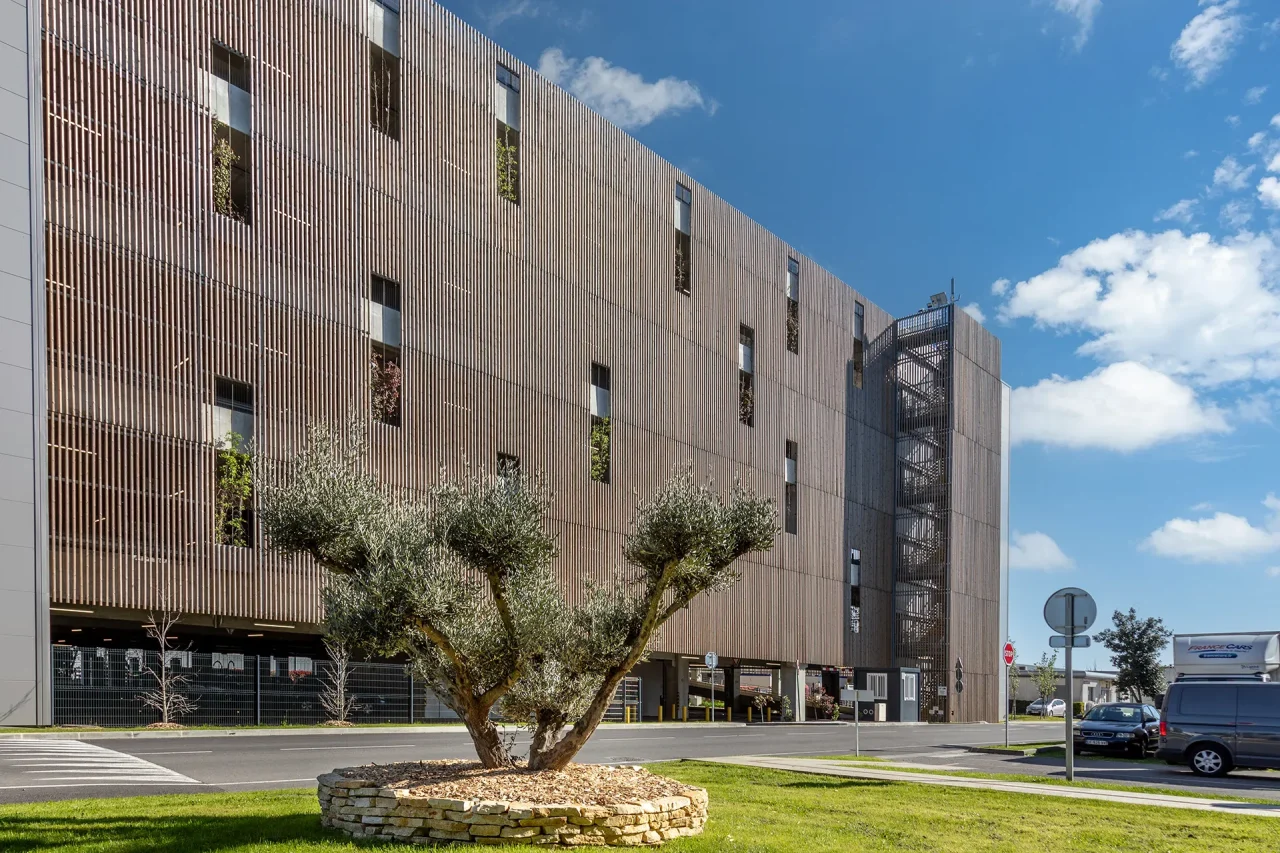 parking silo Toulouse Actisud façade bois avec olivier et intégration paysagère