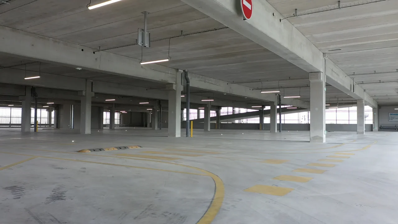 intérieur parking silo Toulouse Actisud plateau stationnement circulation rampe béton