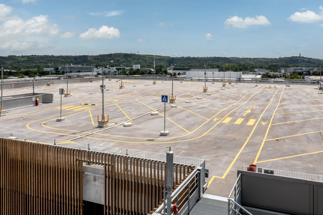 toiture parking silo Toulouse Actisud marquage au sol circulation stationnement niveau supérieur