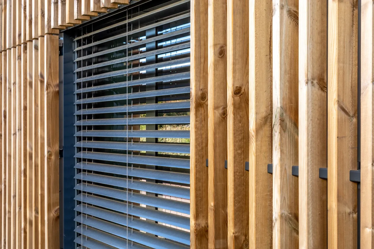 detail facade batiment vectura bois brise soleil architecture toulouse oncopole