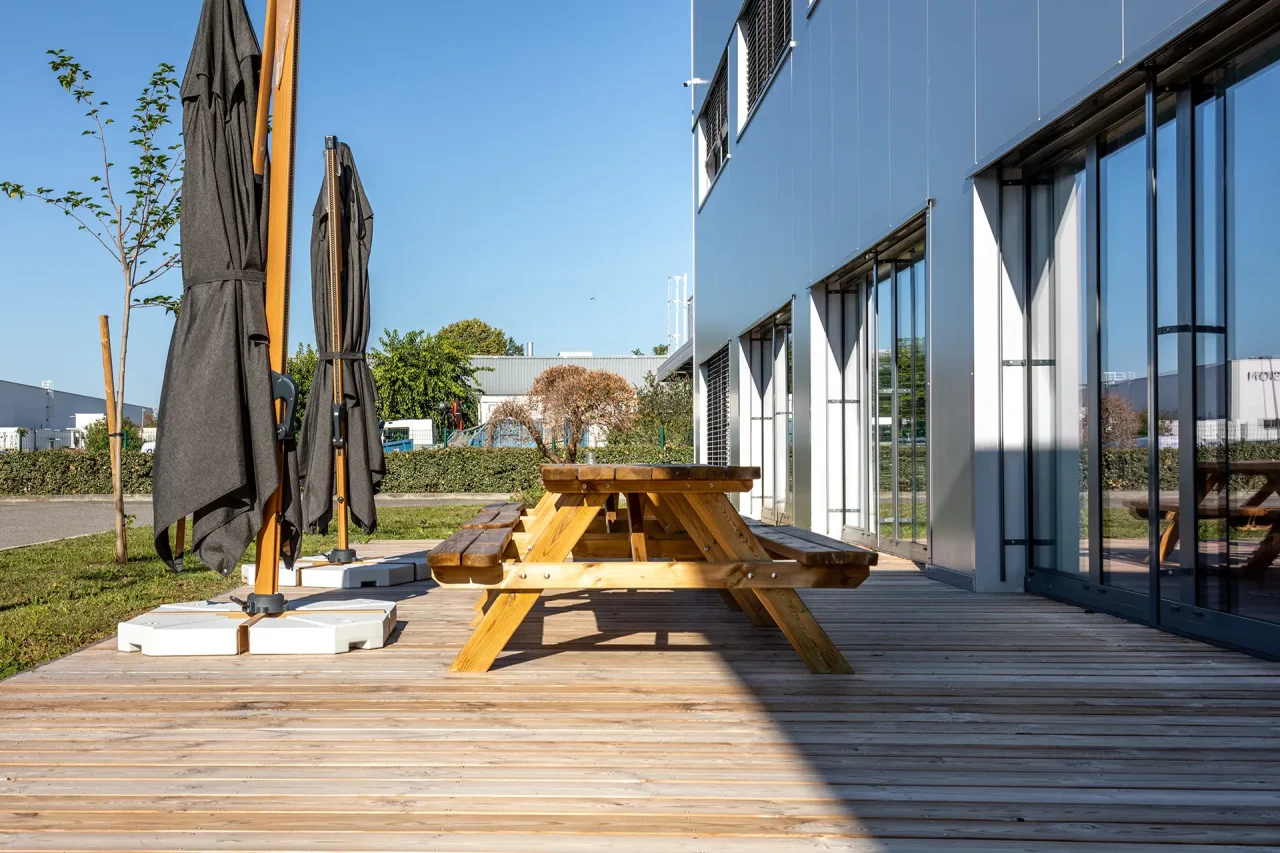 terrasse bois espace detente bureaux vectura toulouse oncopole