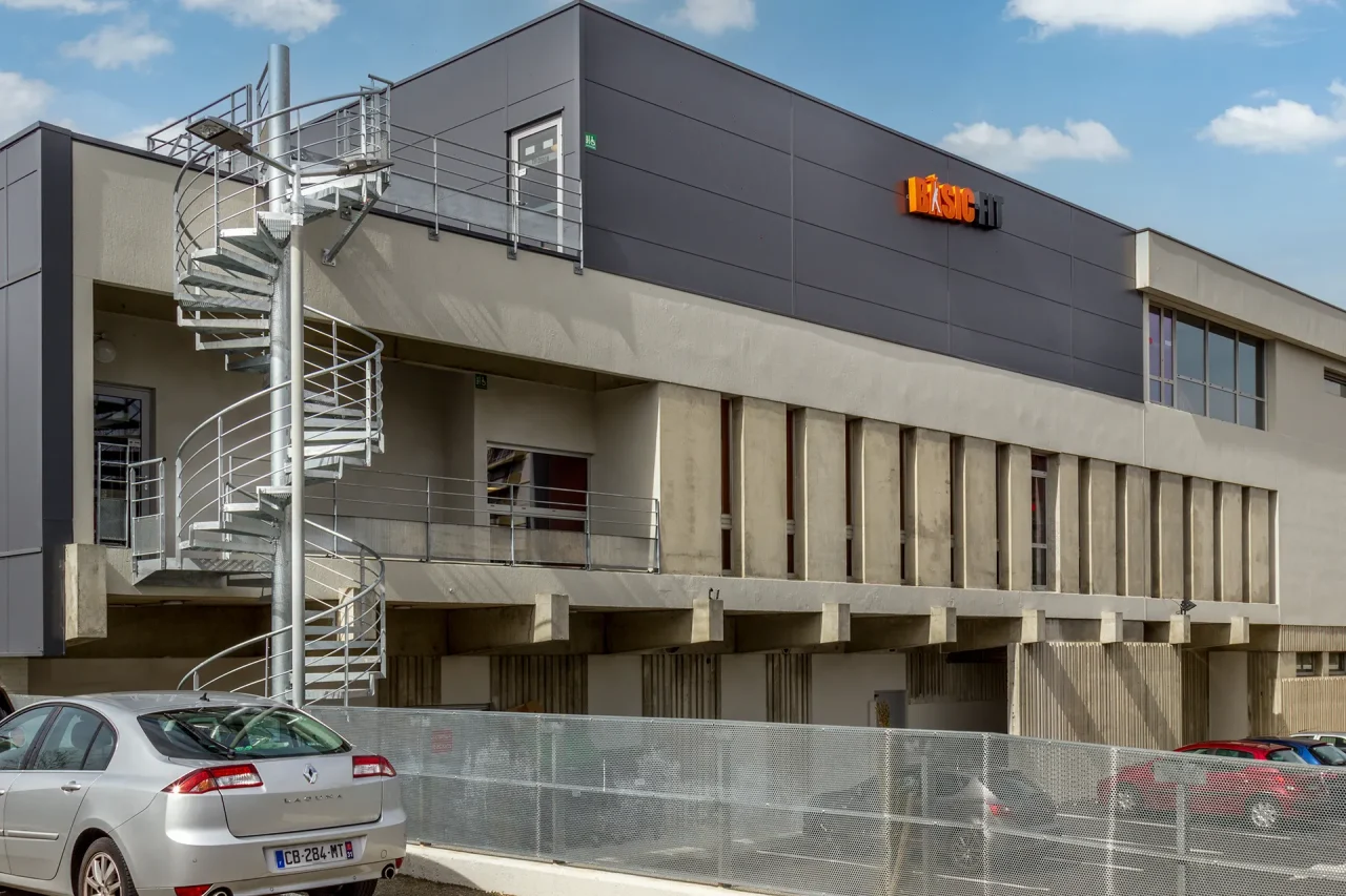 facade arriere batiment basic fit toulouse route espagne vectura restructuration