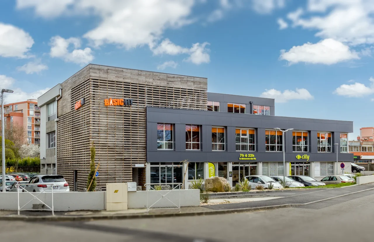 batiment restructure commerces services toulouse route espagne vectura