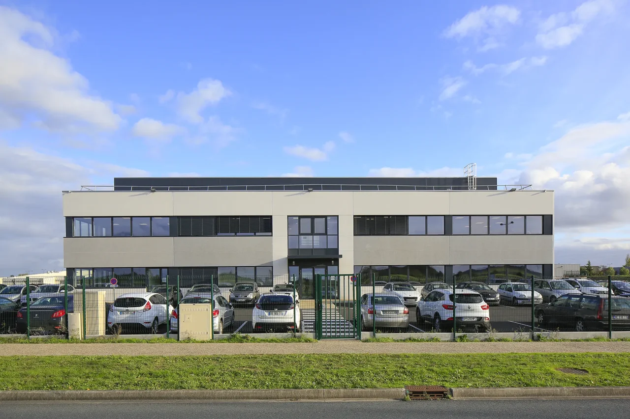 Façade unité de production Lisi Aerospace à Châteauroux avec parking et bureaux