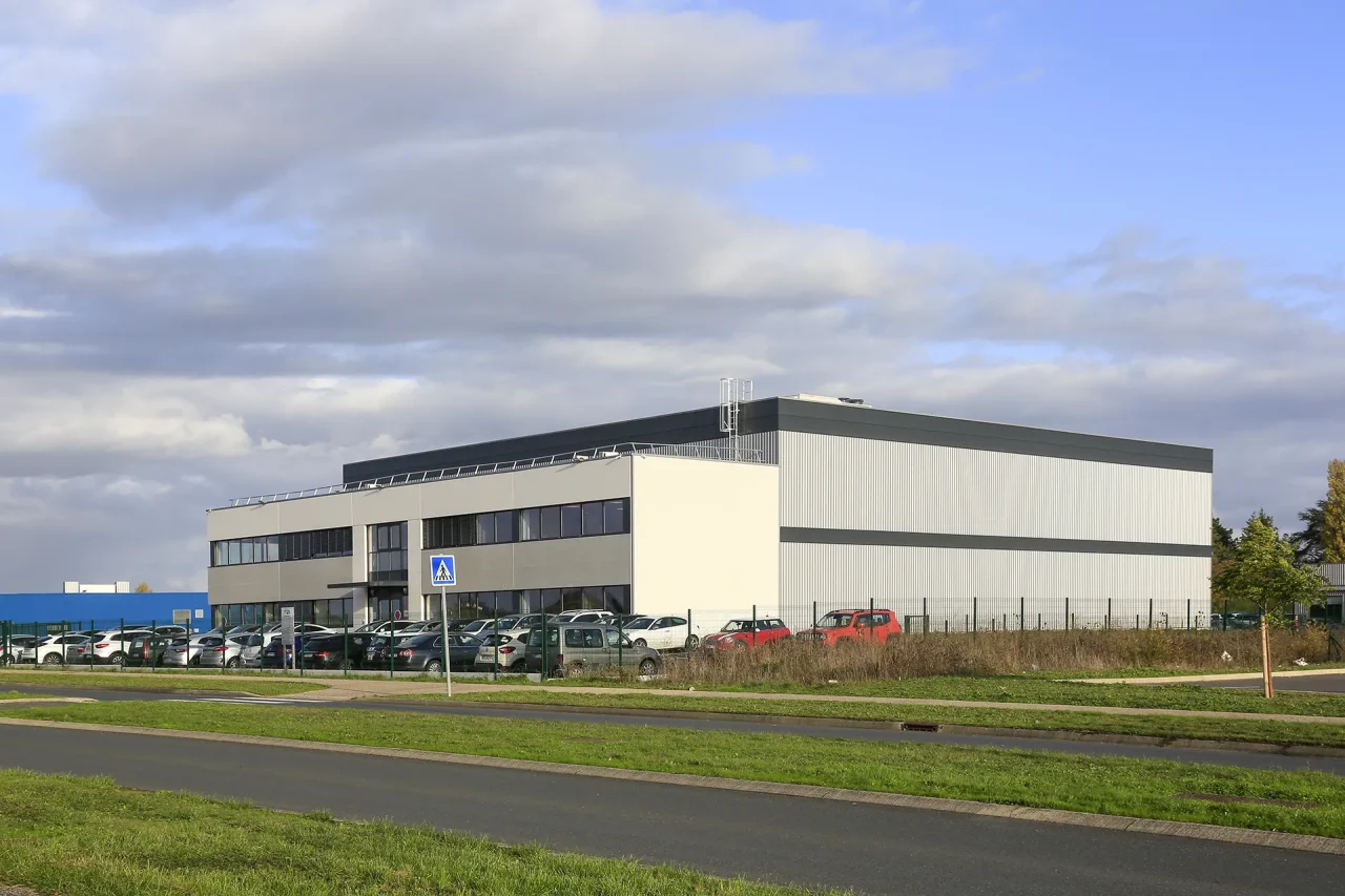 Vue globale unité de production Lisi Aerospace Châteauroux avec atelier et bureaux