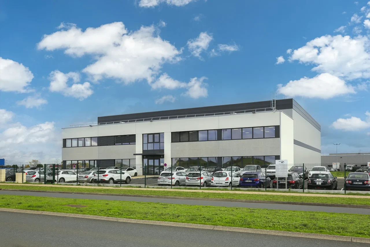 Unité de production aéronautique à Châteauroux avec bureaux et atelier industriel
