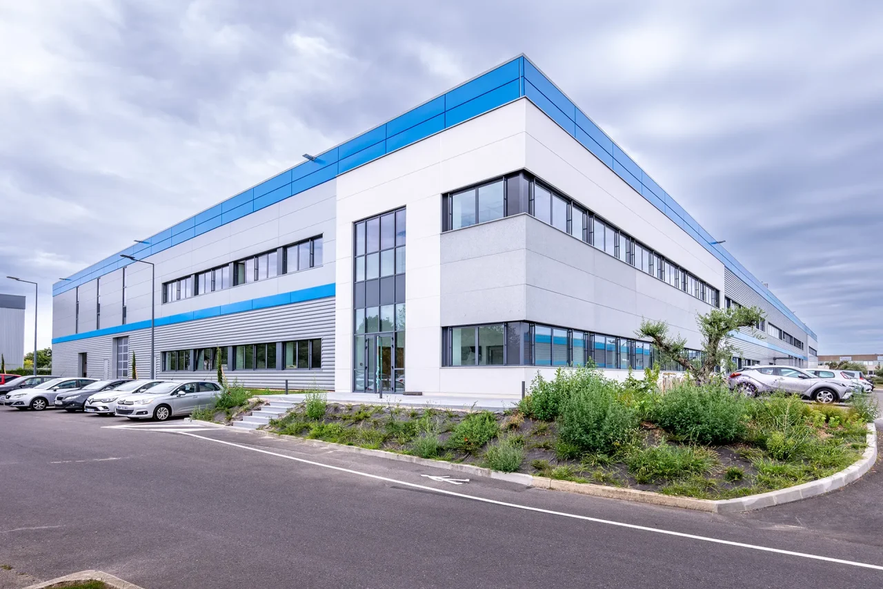 Façade des bureaux du site industriel LISI Aerospace à Saint-Ouen-l’Aumône