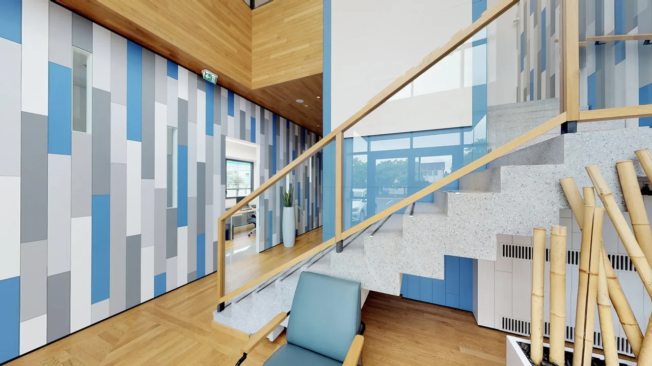 Hall intérieur avec escalier et aménagements bois dans l’unité de production LISI Aerospace