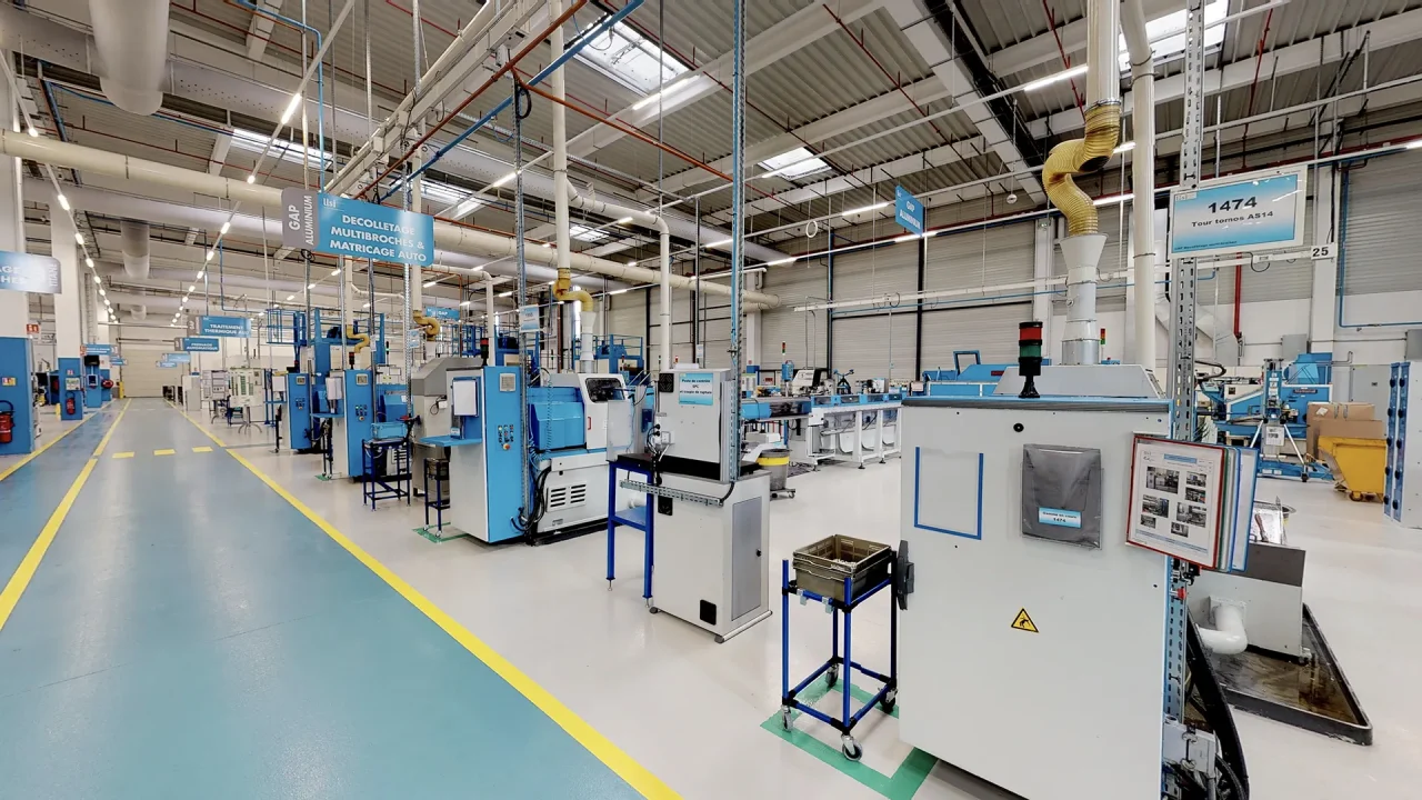 Lignes de production et machines d’usinage dans l’usine LISI Aerospace à Saint-Ouen-l’Aumône