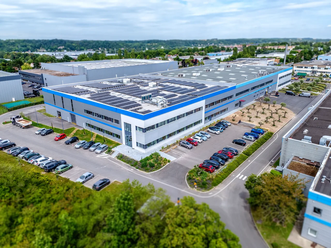 Vue aérienne de l’unité de production LISI Aerospace à Saint-Ouen-l’Aumône avec ateliers, bureaux et parkings