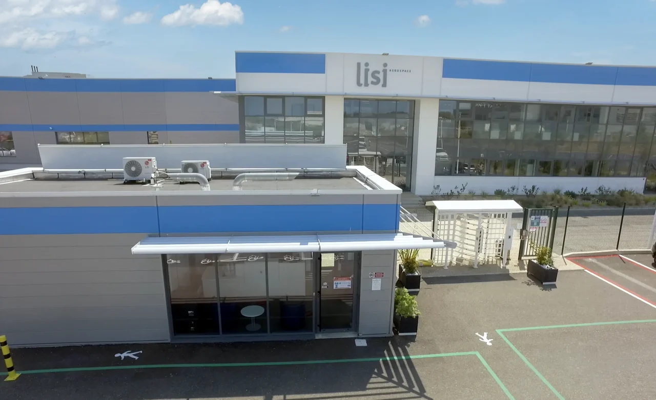 Entrée sécurisée avec poste de garde et accès piéton sur site industriel LISI Aerospace