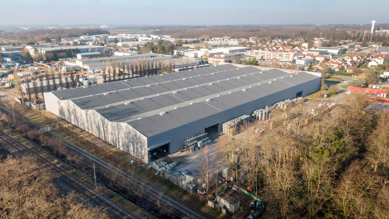 plateforme logistique Beauchamp vue aérienne emprise site environnement industriel ferroviaire
