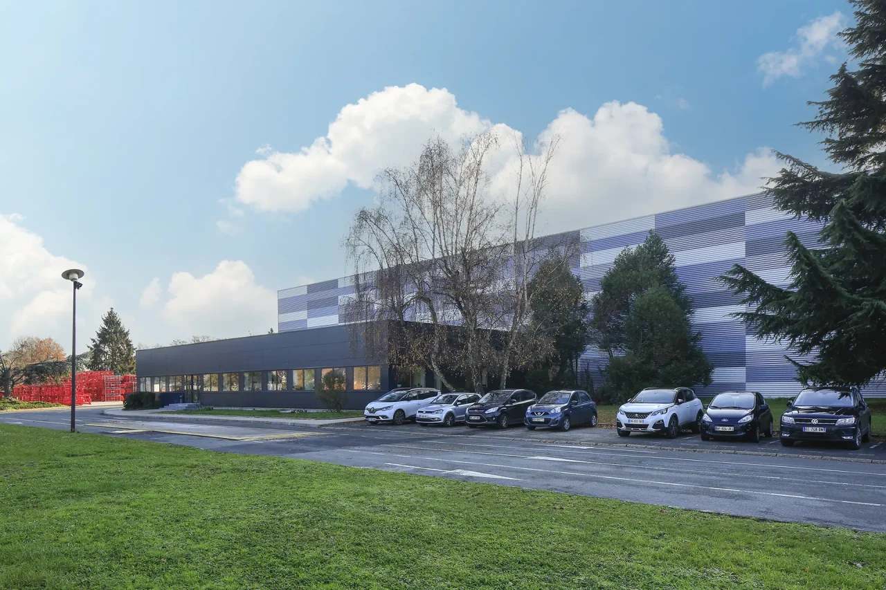 plateforme logistique Beauchamp façade bureaux accès site stationnement véhicules