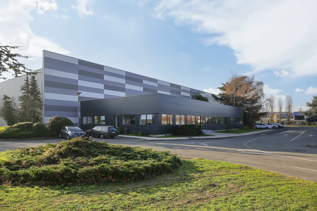 plateforme logistique Beauchamp bureaux entrepôt articulation volumes intégration paysagère