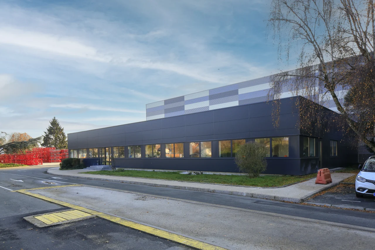 plateforme logistique Beauchamp façade bureaux linéaire voirie interne site