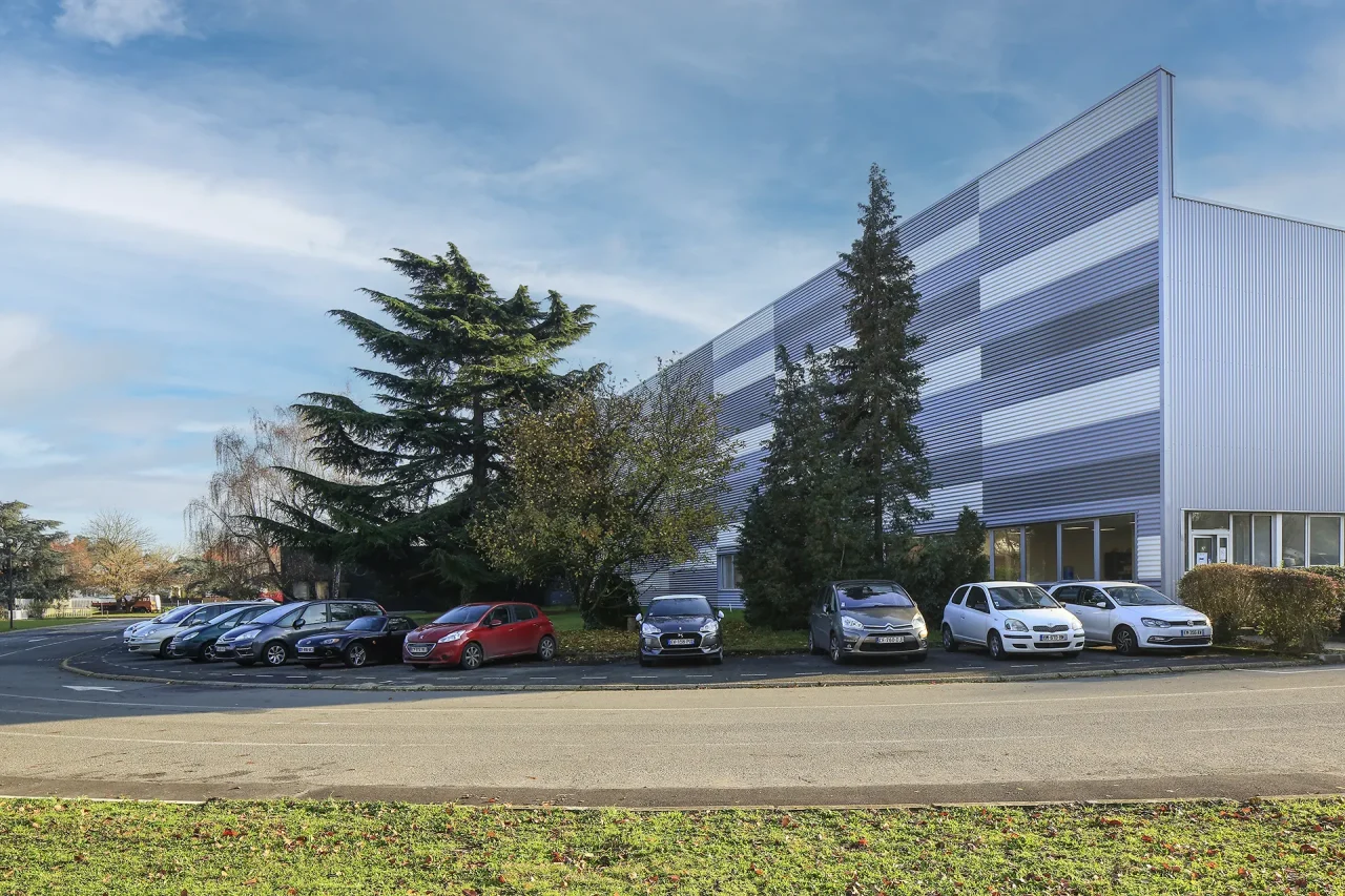 plateforme logistique Beauchamp insertion paysagere stationnement facade site