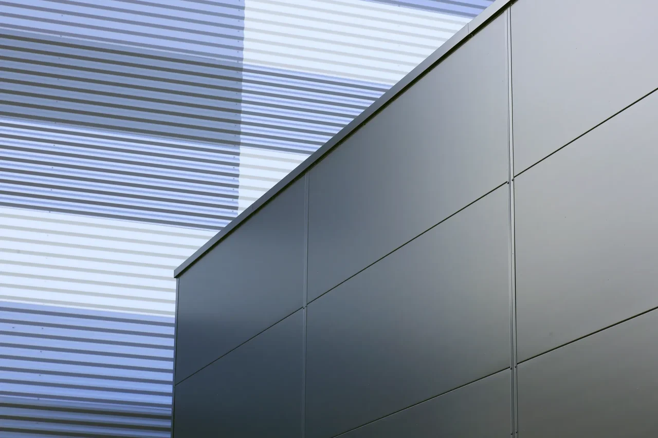 detail facade bardage metallique plateforme logistique Beauchamp contraste materiaux