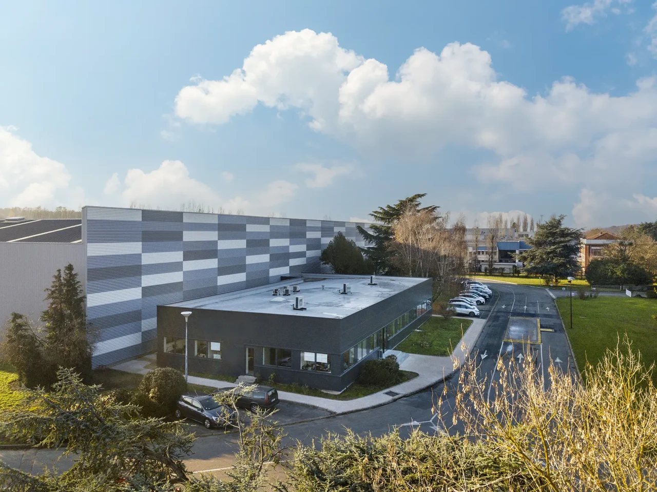 plateforme logistique Beauchamp vue aérienne bâtiment restructuré environnement accès