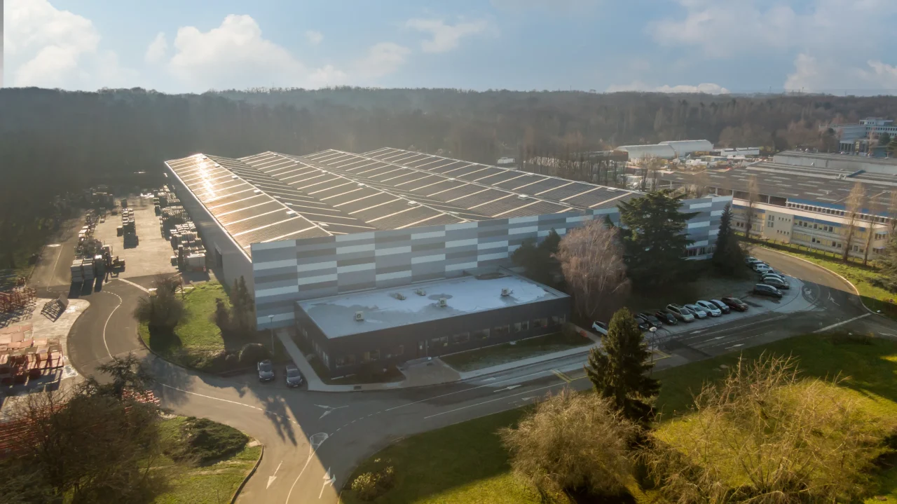 plateforme logistique Beauchamp vue aérienne bâtiment toiture volumes entrepôt