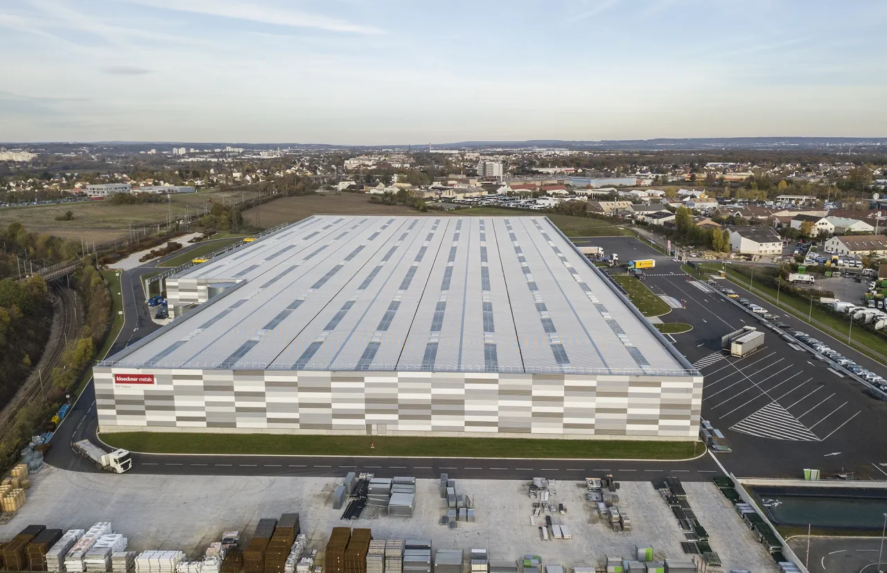 Vue aérienne du bâtiment logistique KDI avec zone de stockage extérieur et voiries poids lourds à Neuville-sur-Oise
