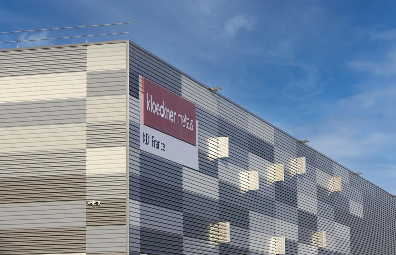 Façade métallique du bâtiment logistique KDI avec enseigne Klöckner Metals à Neuville-sur-Oise