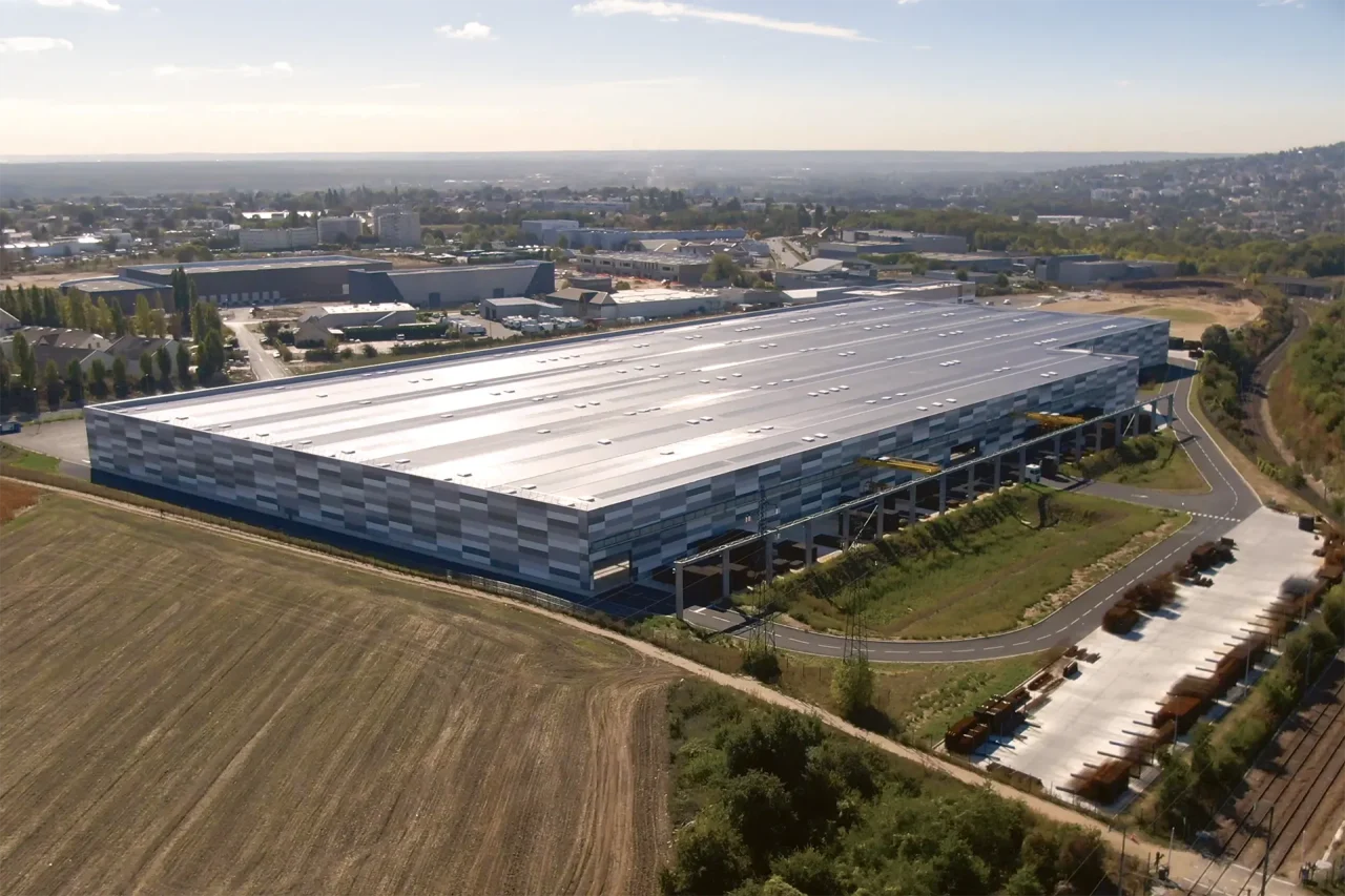 Vue aérienne du site logistique KDI avec environnement industriel et zones de stockage extérieur à Neuville-sur-Oise