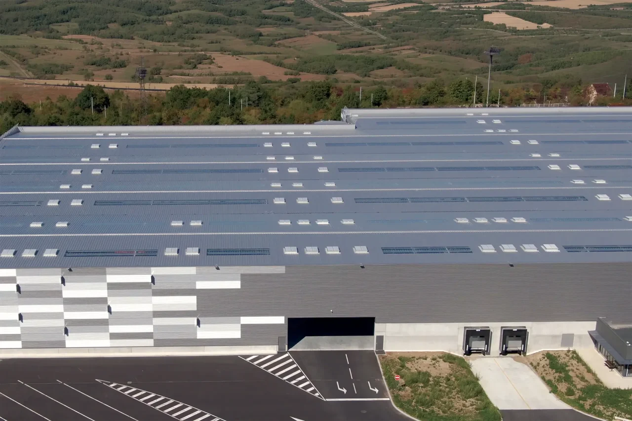 Façade logistique avec accès poids lourds et voiries sur la plateforme KDI à Neuville-sur-Oise