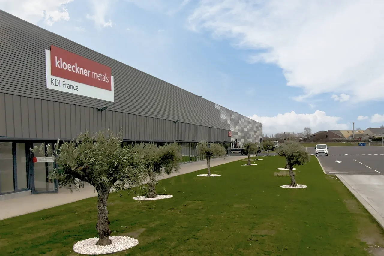Aménagements paysagers avec façade logistique et bureaux du site KDI à Neuville-sur-Oise