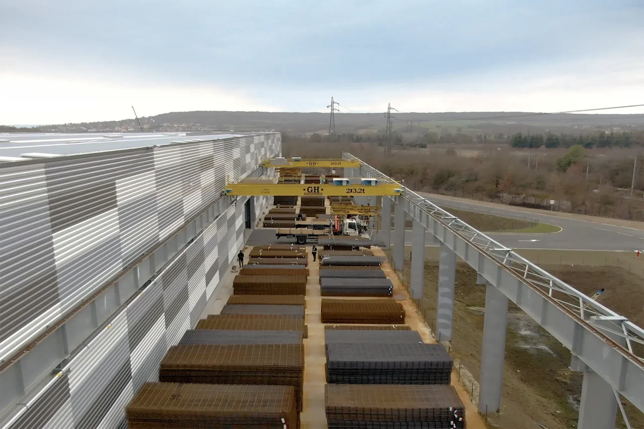 Ponts roulants au-dessus de zones de stockage extérieur de produits métallurgiques sur la plateforme KDI à Neuville-sur-Oise