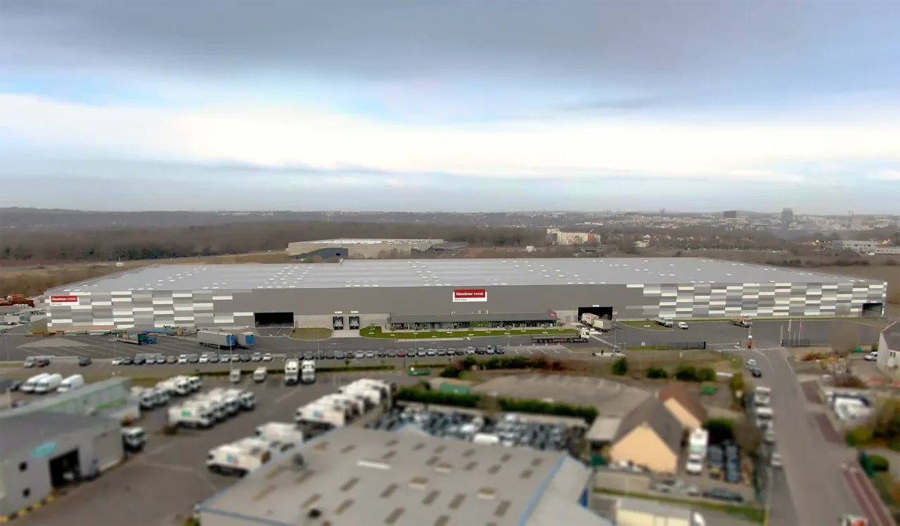 Vue aérienne de la plateforme logistique KDI à Neuville-sur-Oise développée par Vectura avec façade industrielle et zones de circulation poids lourds