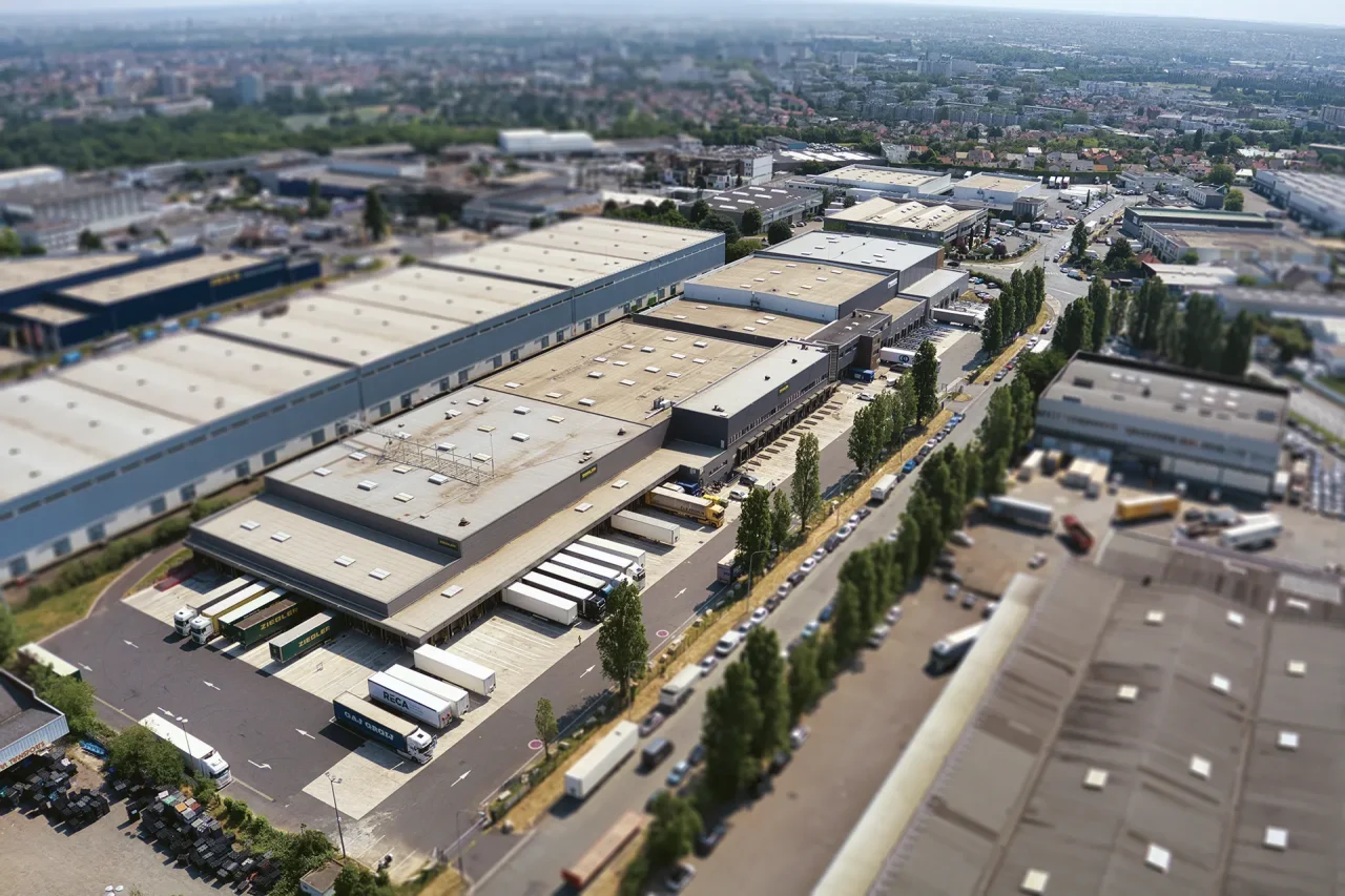 plateforme logistique orly vue aerienne quais camions activite site urbain