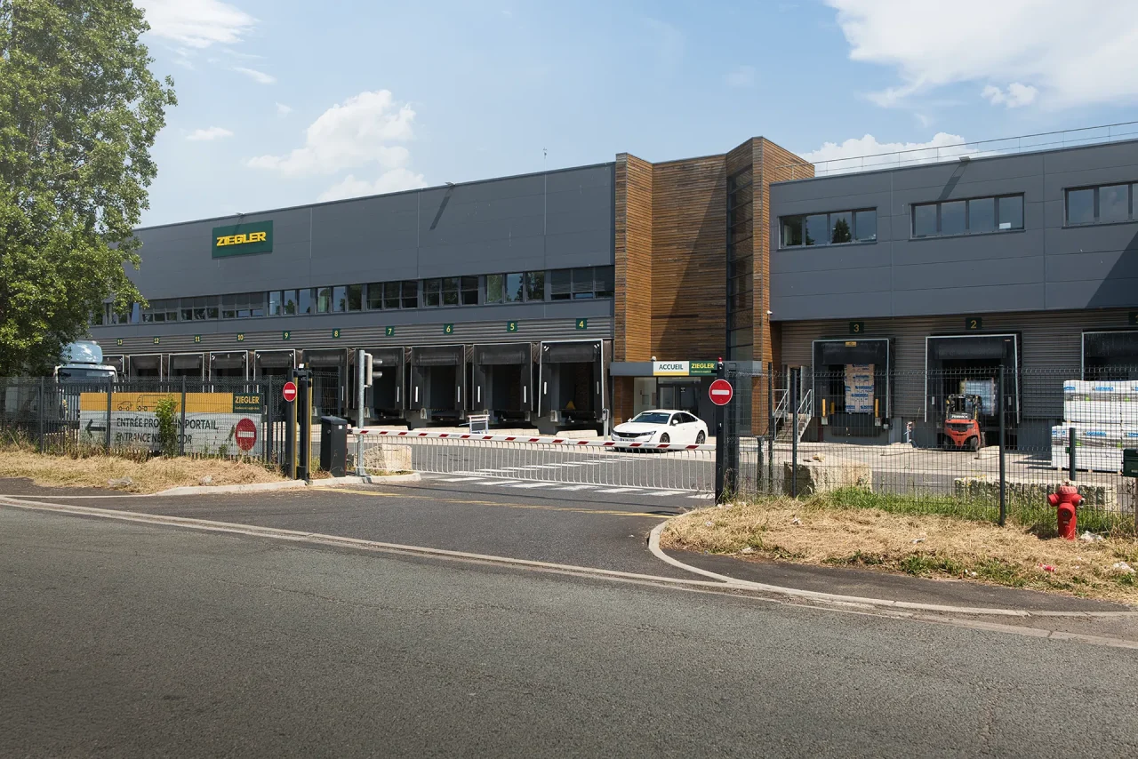 plateforme logistique orly quais chargement facade entrepot exploitation locataire
