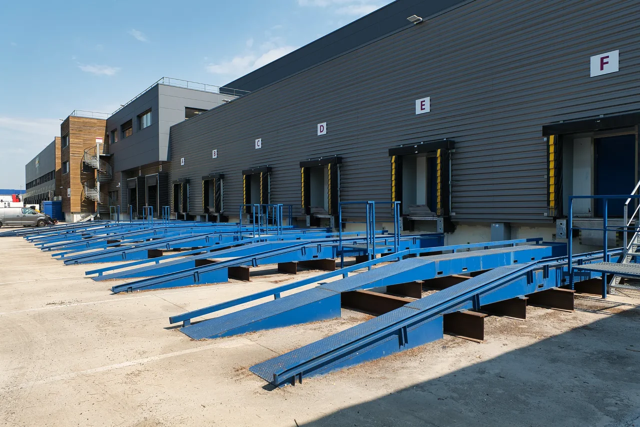 plateforme logistique orly quais niveleurs equipements chargement entrepot