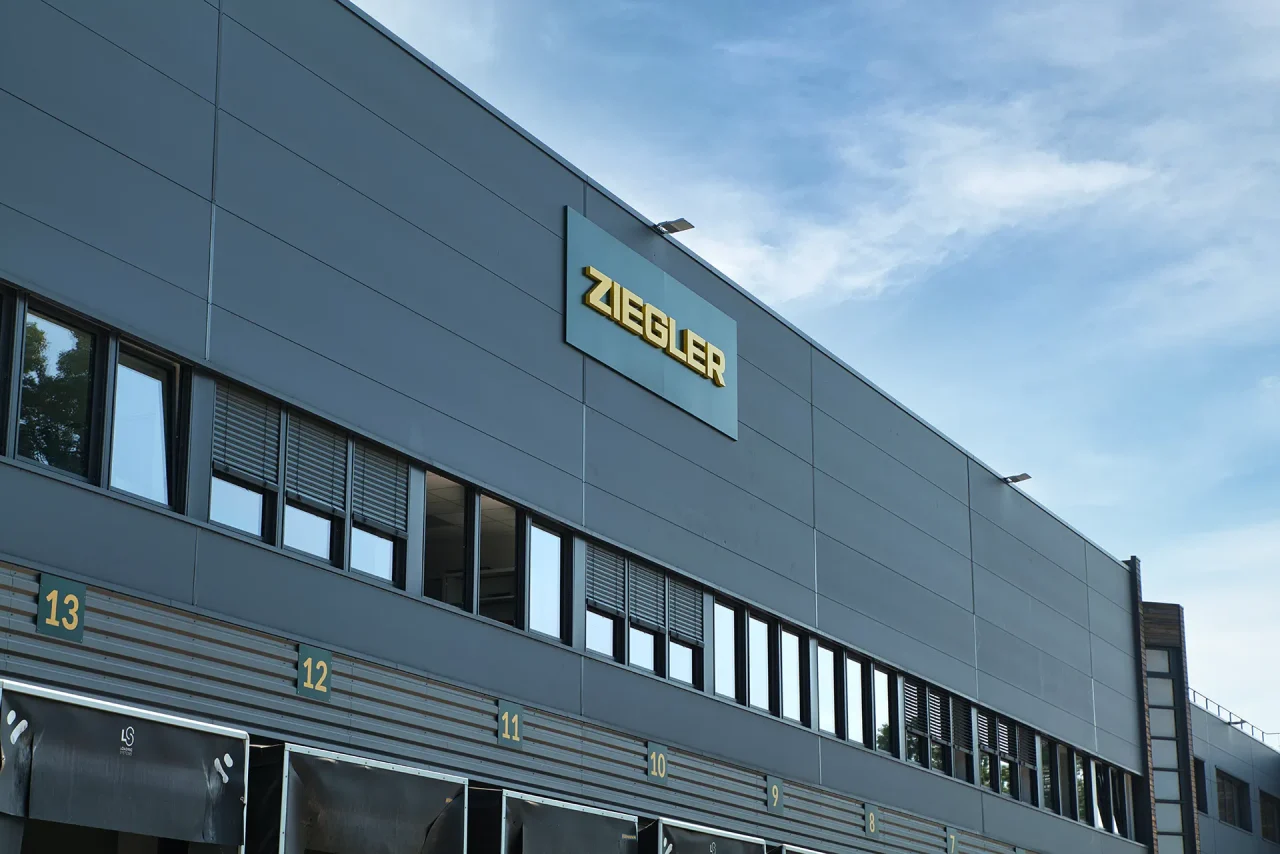 plateforme logistique orly facade signaletique locataire ziegler entrepot